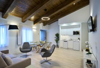 In  s Luna Suites allows 18 year olds to book a room