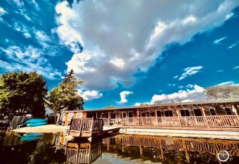 Olde Mill Inn Of Clarkston has Balcony rooms