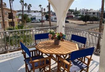 Lovely 1betroom apartment near the beach has Balcony rooms