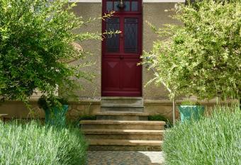 La Villa de Chinon allows 18 year olds to book a room