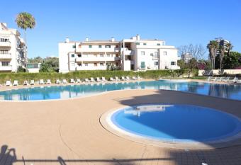 Dunas Alvor 211 allows 18 year olds to book a room