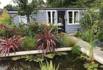 Lovely detached garden chalet has Balcony rooms