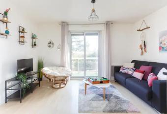 Appartement Cozy : 10/15 min des Champs Elys  e has Balcony rooms