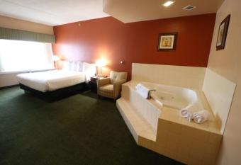 Hotel Mead And Conference Center has rooms with a private hot tub