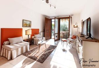 Casa Il Melograno has Smoking/Balcony rooms