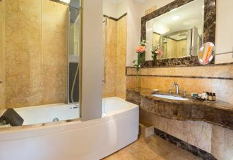 Hotel De Londres has rooms with a private hot tub