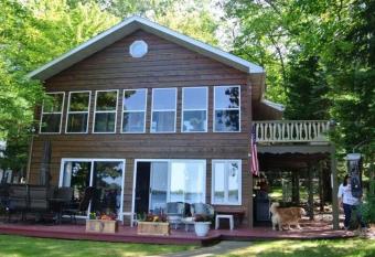 A Wonderful Place for Fishing, Boating and Sunset has Balcony rooms