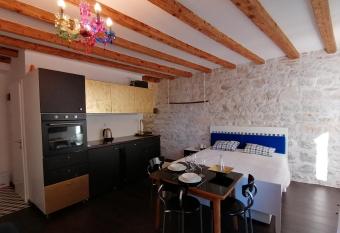 Glamour apartment sea view allows 18 year olds to book a room