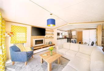 Discover, Relax, Enjoy - All-Round Luxury Lodge has Balcony rooms