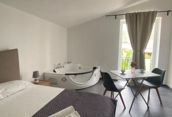 Habitat Luxury Suites has rooms with a private hot tub