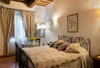 Il Poggio degli Olivi has rooms with a private hot tub