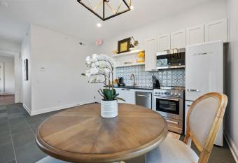 Beautiful Condo Close to the spooky spectacle of Halloweekend F allows 18 year olds to book a room