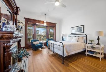 Beautiful Condo 2 Bedroom Condo Close to Battery Park Marina - C D allows 18 year olds to book a room