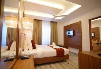 GOKULAM RESIDENCY has rooms with a private hot tub