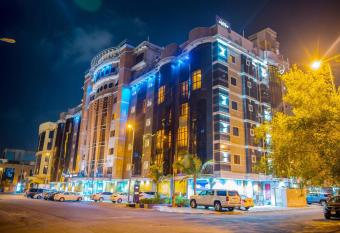 Mercure Jeddah Al Hamraa Hotel has rooms with a private hot tub