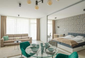 Parizs Garden Apartments has Balcony rooms