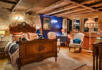 17th Century Stunning Cottage has Balcony rooms