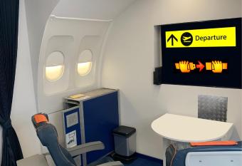 Insolite - Jet Priv   - Exp  rience Cin  ma et coc00ning - Moontown allows 18 year olds to book a room