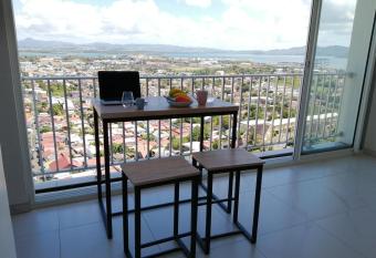 Bienvenue au 7  me ciel dans le spacieux T3 ! has Balcony rooms