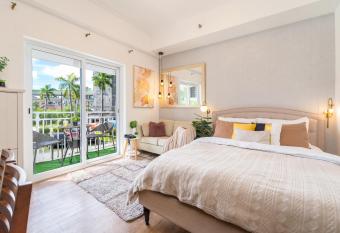 AMANI 133, 3 Minutes to Airport, FAST WIFI, Free Netflix has Balcony rooms