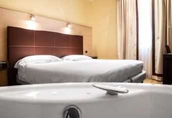 Hotel Master has rooms with a private hot tub