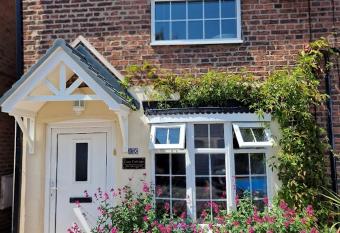Cosy Cottage 1 - Central Bawtry - 2 Bedroom - High End Furnishings has Balcony rooms