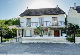 Super maison entre paris et Disney has Balcony rooms