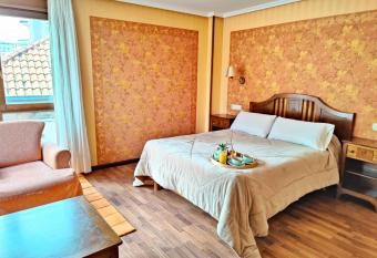 Hotel Puerto de Cand  s allows 18 year olds to book a room