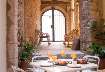 Ram  n Llull House allows 18 year olds to book a room