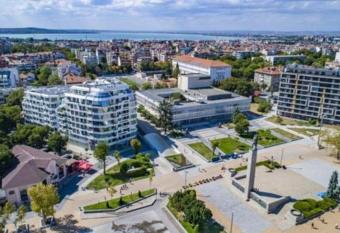 Felicity Super Central Apartment allows 18 year olds to book a room