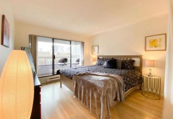 Perfect Upscale Location, Cozy 1 bdrm Unit has Balcony rooms