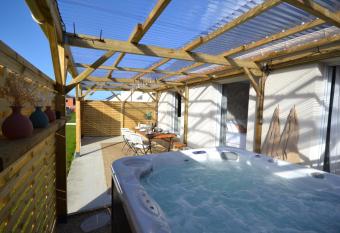 La Bulle Emeraude, d  tente    deux, en famille ou entre amis has rooms with a private hot tub