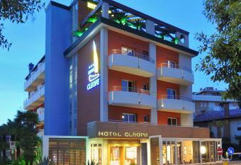 Hotel Cleofe has rooms with a private hot tub