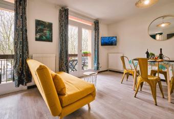 Tout confort ! Climatisation, Centre-ville, Parking, Terrasse, WiFi, Netflix allows 18 year olds to book a room