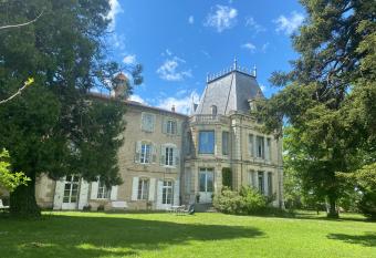 Chateau de Vaugelas - Charmant domaine pr  s de Valence has Balcony rooms