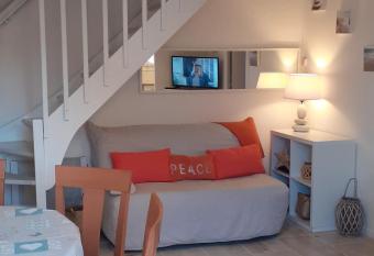 Location d un pavillon de vacances allows 18 year olds to book a room