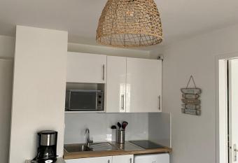 Cabourg T2 cosy avec acc  s direct plage has Balcony rooms