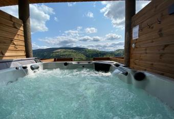 Hibou - Vue Panoramique La Bresse - Gerardmer has rooms with a private hot tub
