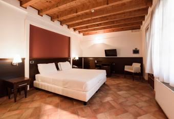 Country Hotel Castelbarco has rooms with a private hot tub