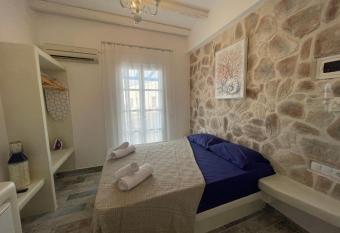 BURGOS BARRIO allows 18 year olds to book a room