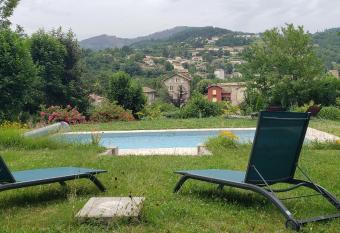 MaDolceVia Chambres d h  tes au coeur de Lamastre has rooms with a private hot tub