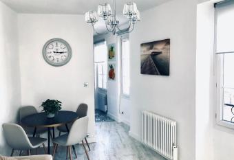 G  te du Pont allows 18 year olds to book a room