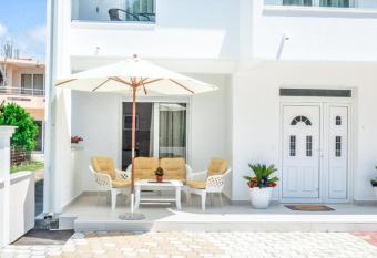 S&M Apartments has Smoking/Balcony rooms