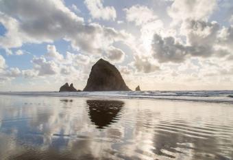 CANNON BEACH VIBES-Steps to the beach,WIFI,3 full bedroom en suites with 3 fireplaces has Balcony rooms