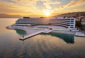 Grand Hotel View has Balcony rooms