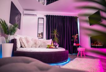 Apartament Craiova Modern Space Semineu Pat Rotund allows 18 year olds to book a room