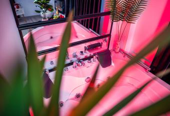 Apartment de Lux Craiova Jacuzzi Pat Rotund Semineu Zona Ford has rooms with a private hot tub