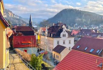 Haus Felsenpost has Balcony rooms