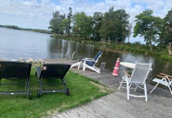 P  rla med egen brygga has Balcony rooms