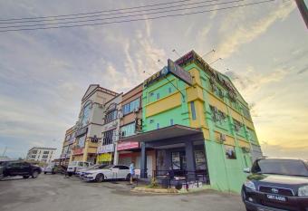 Super OYO 90478 Marina World allows 18 year olds to book a room